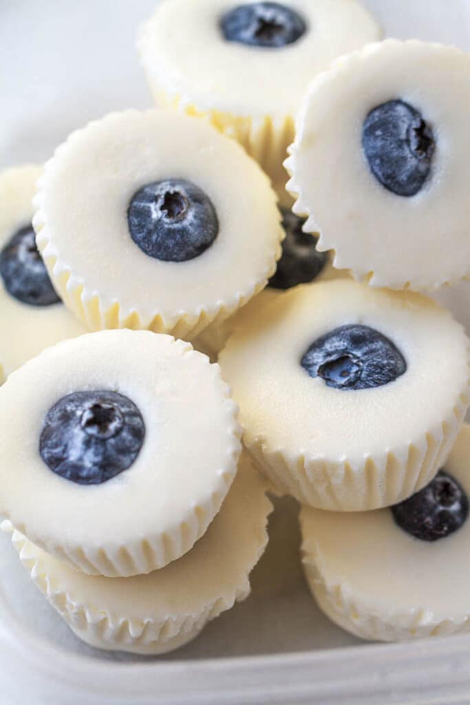 Fat bombs with cream cheese - lemon cheesecake fat bomb