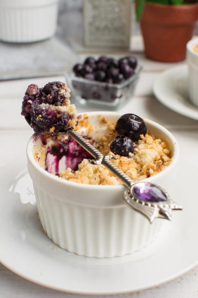 Low carb keto crumble with blueberries