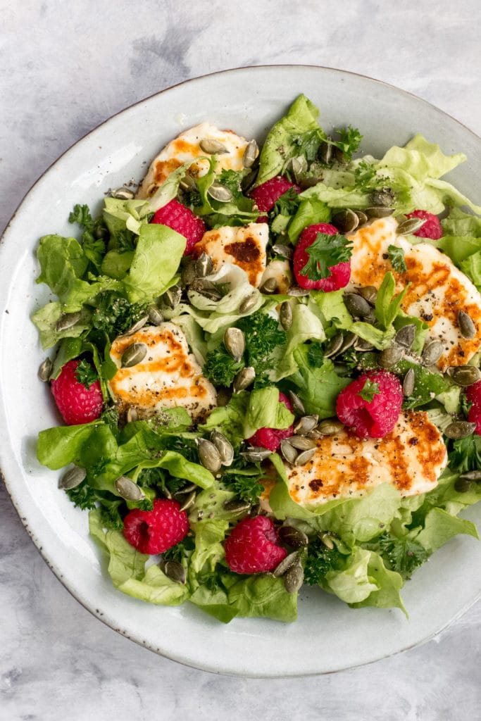 Keto grilled halloumi salad with raspberries and pumpkin seeds
