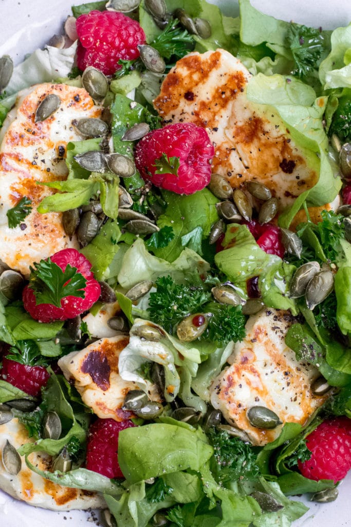 Keto halloumi salad with raspberries and pumpkin seeds