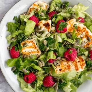 Keto grilled halloumi salad with raspberries and pumpkin seeds