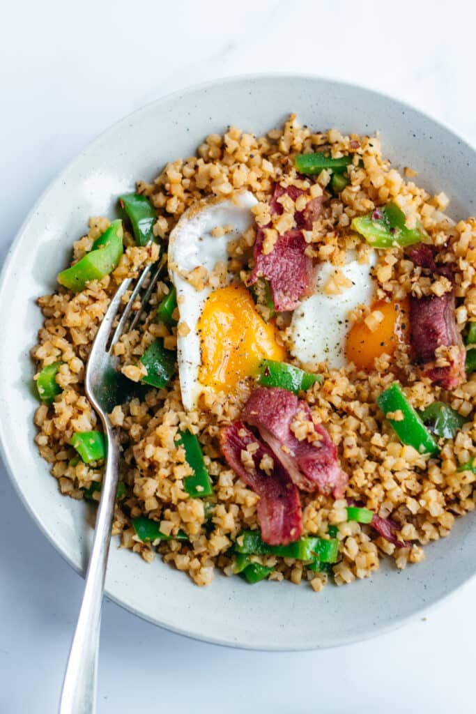 Cauliflower rice with bacon, eggs and green peppers