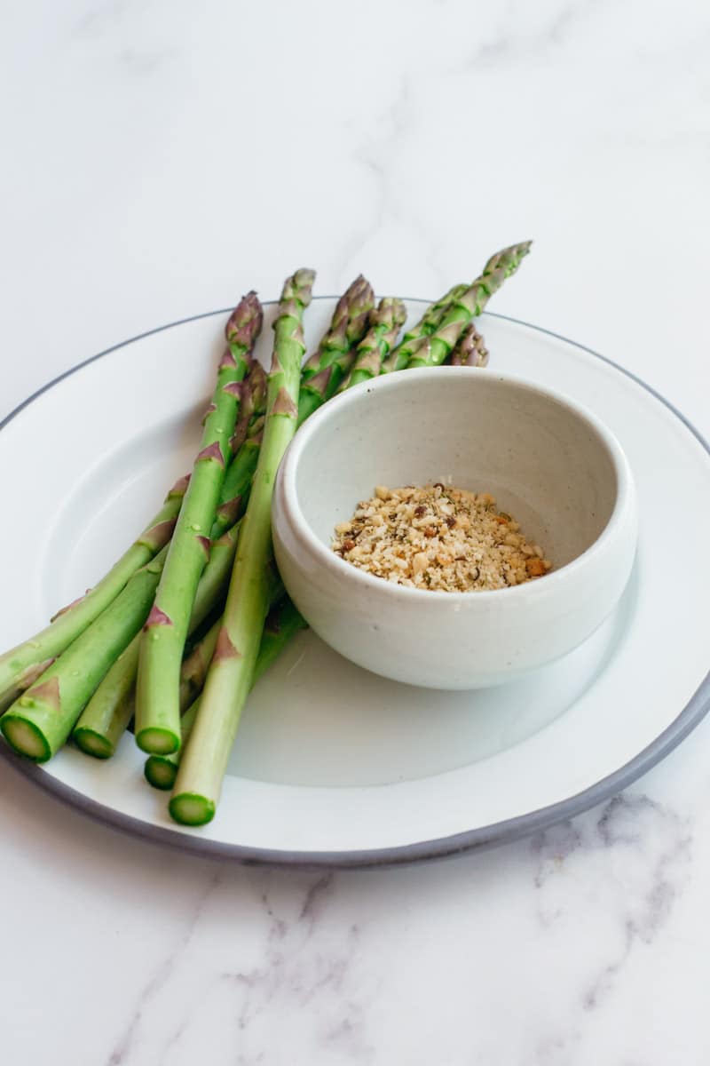 Raw asparagus and Dukkah