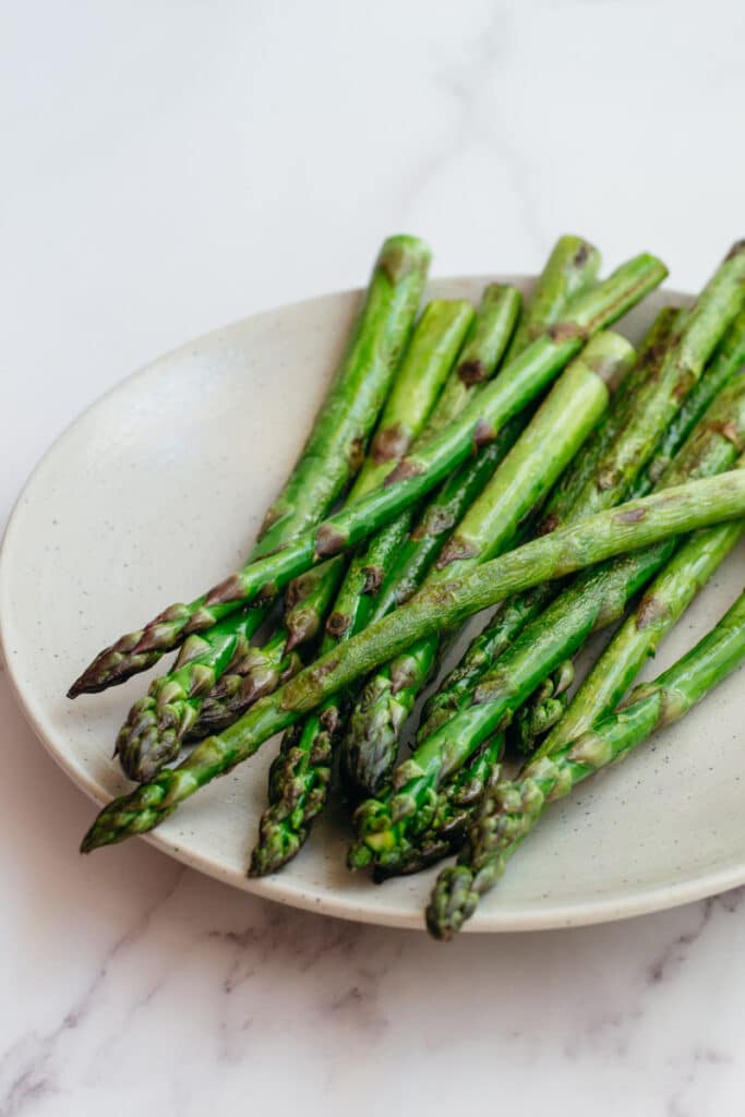 Cooked asparagus on a plate